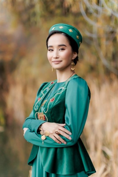 Женский национальный тёмно-зелёный этно-костюм на прокат в Алматы