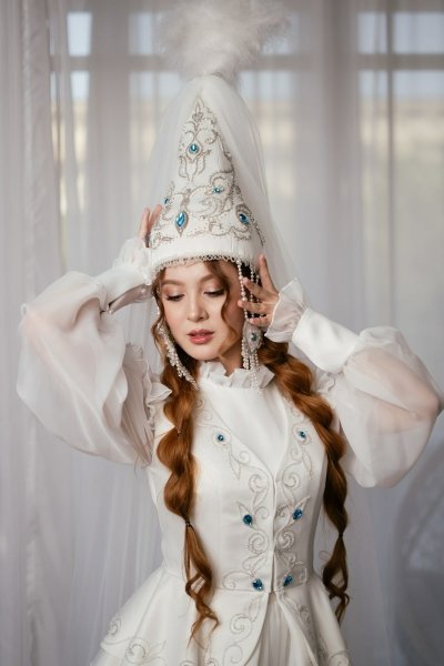 Белое платье с камзолом и саукеле на узату напрокат в Алматы
