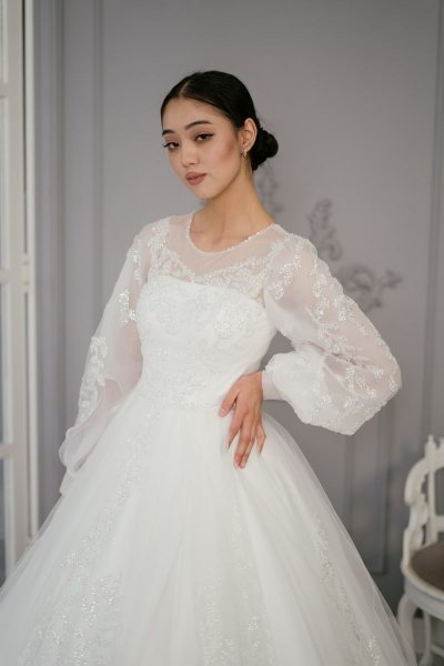 Белое кружевное свадебное платье напрокат в Алматы