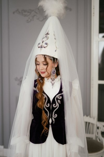 Белое платье с фиолетовым камзолом и саукеле напрокат в Алматы