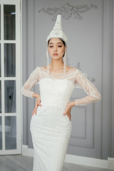 Современное белое платье с саукеле на узату напрокат в Алматы