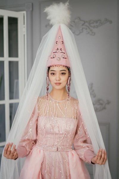 Розовое платье с саукеле и фатой на узату напрокат в Алматы