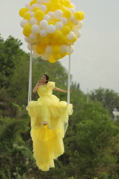 Вечернее желтое платье со шлейфом на фотосессию на прокат в Алматы