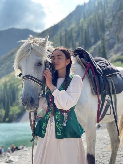 Национальный этно костюм: белое платье и зеленый камзол напрокат в Алматы