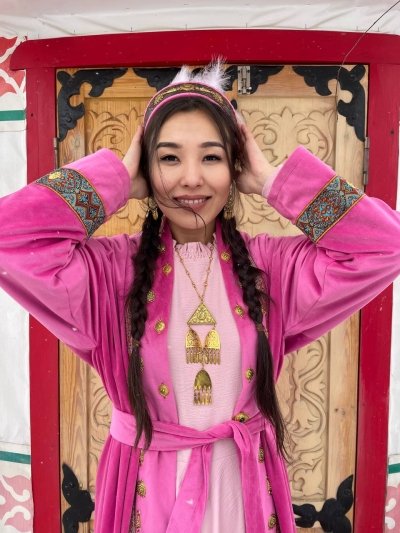 Яркий казахский национальный этно-костюм напрокат в Алматы