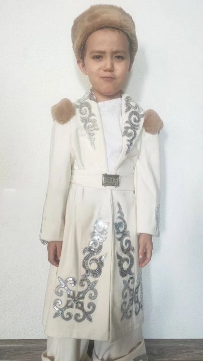 Детский белый богатый национальный костюм на мальчика 6-8 лет напрокат в Алматы