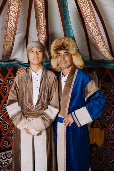 Мужской синий национальный этно шапан напрокат в Алматы