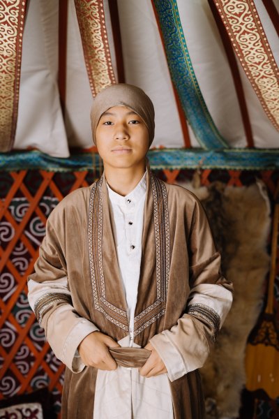 Подростковый коричневый национальный этно шапан напрокат в Алматы