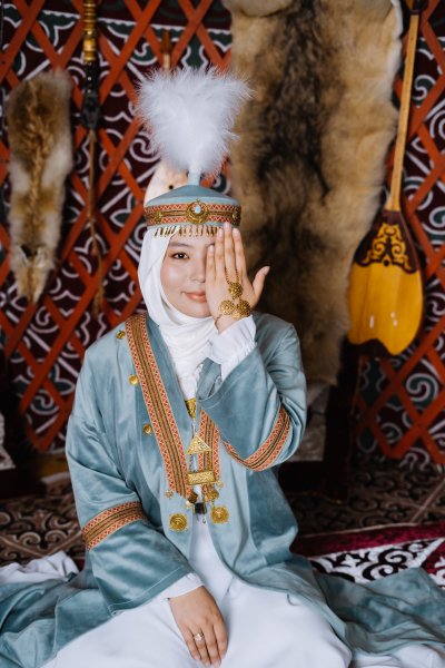 Темно-бирюзовый женский национальный этно-костюм напрокат в Алматы
