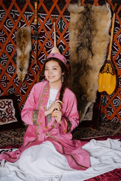 Женский национальный этно-костюм в цвете фуксии напрокат в Алматы