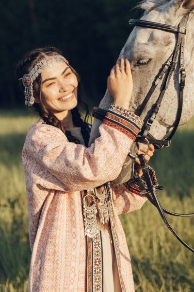 Розовый женский национальный этно костюм напрокат в Алматы