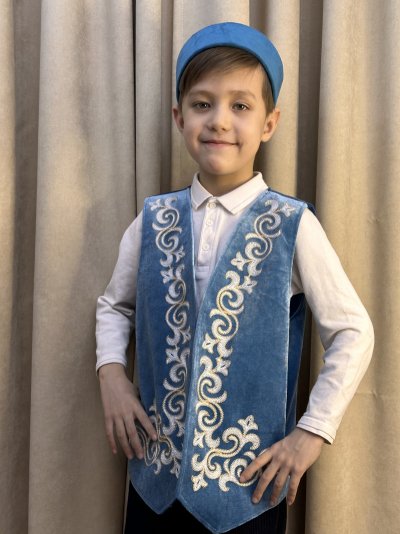 Детский голубой велюровый национальный этно костюм на мальчика 10-14 лет напрокат в Алматы